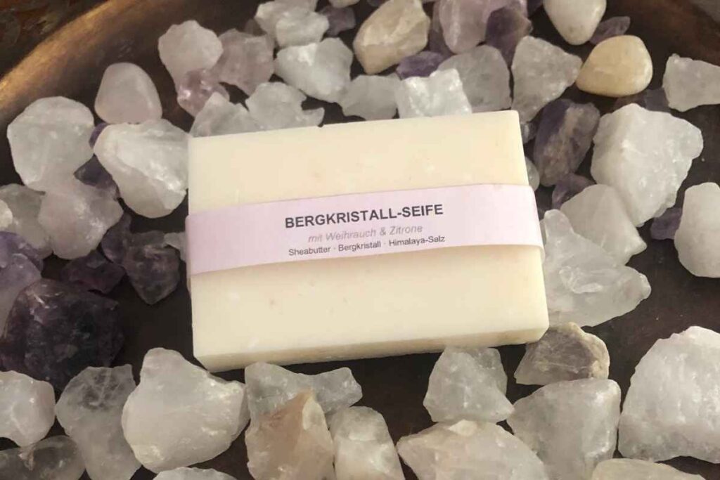 Bergkristallseife selber machen – ein besonderes Geschenk mit Weihrauch & Zitrone bergkristall seife