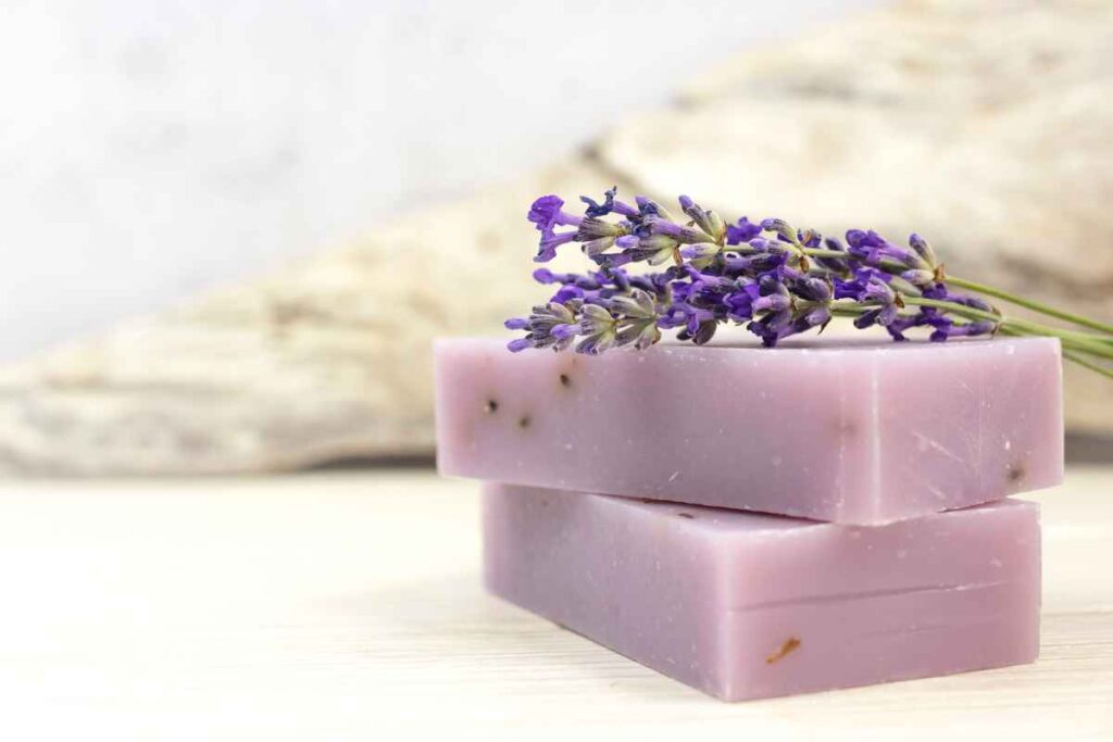 Bergkristallseife selber machen – ein besonderes Geschenk mit Weihrauch & Zitrone lavendel seife