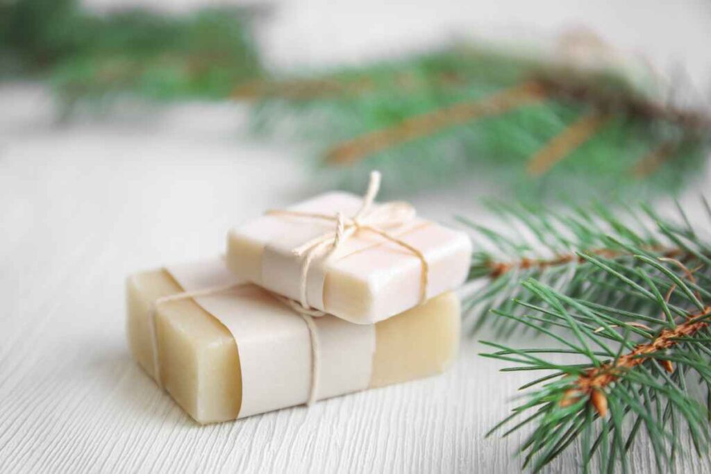 Bergkristallseife selber machen – ein besonderes Geschenk mit Weihrauch & Zitrone waldseife seife