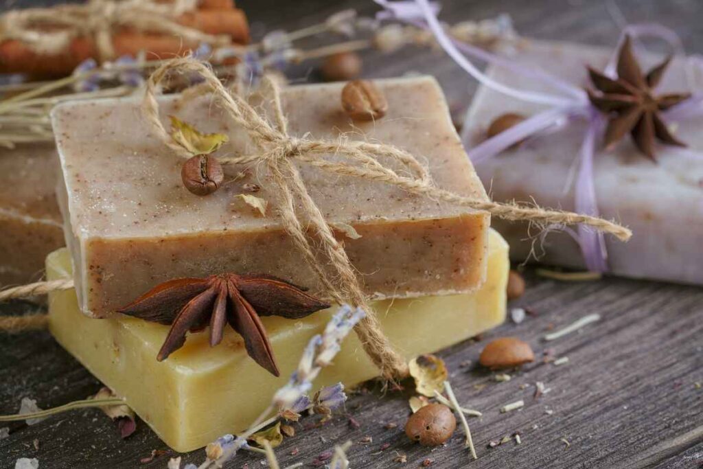 Bergkristallseife selber machen – ein besonderes Geschenk mit Weihrauch & Zitrone weihnachtsseife